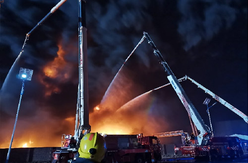 k豆钱包数十辆举高喷射消防车接济河北沧州南大港产业园区火警