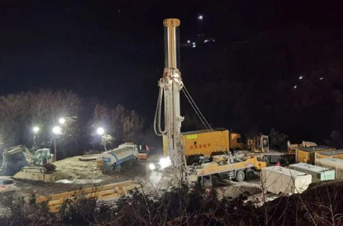 k豆钱包携XSC1200车载深井钻机星夜前往栖霞发展金矿接济工作