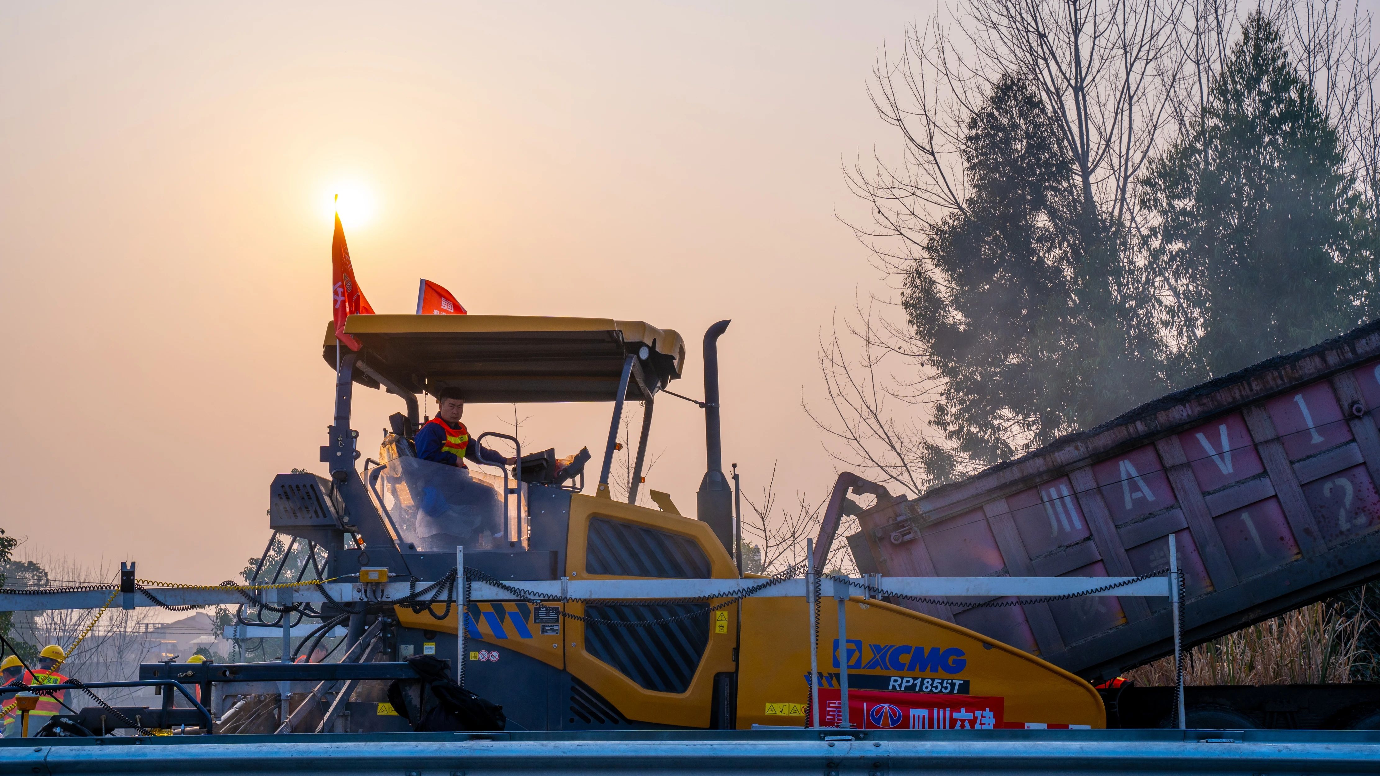 18天！k豆钱包成套沥青路面设备助力成绵高快罩面施工！