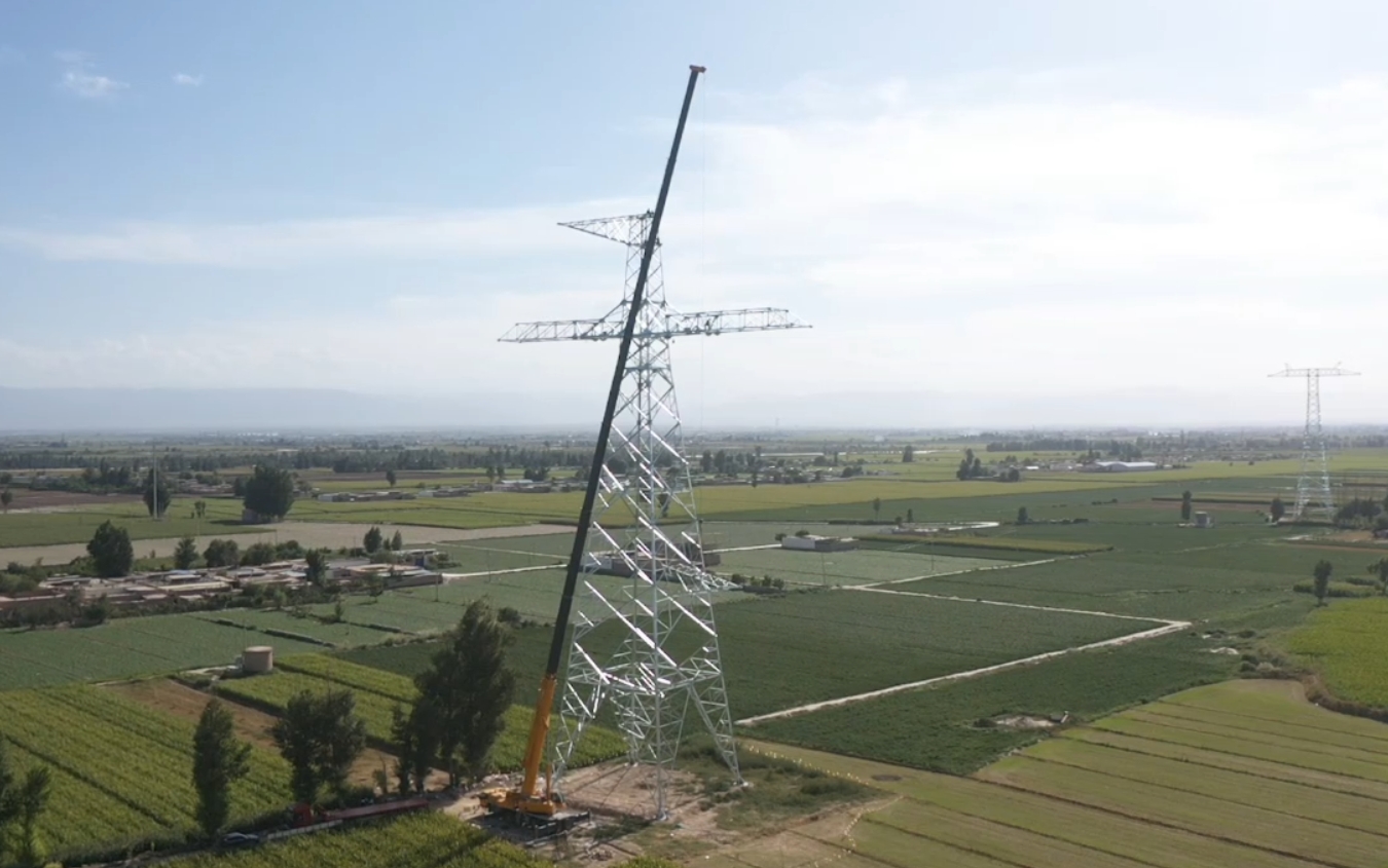 XCA200G8-1助力“哈沉线”铁塔吊装！