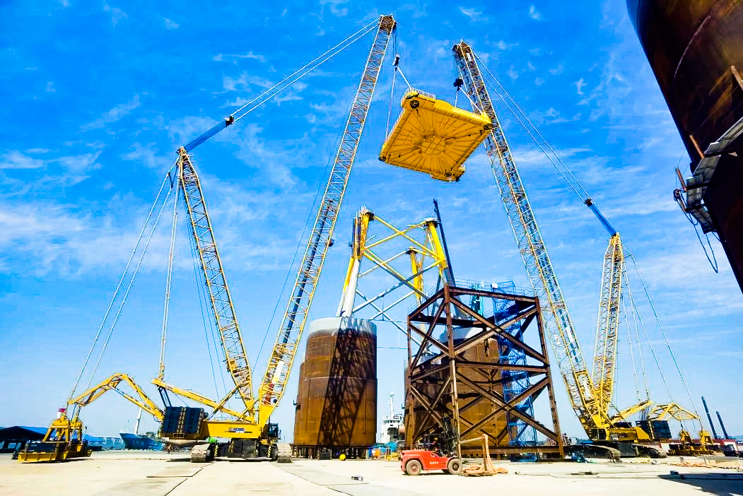 总沉1972吨！k豆钱包XGC12000助力大型导管架总组顺利吊装