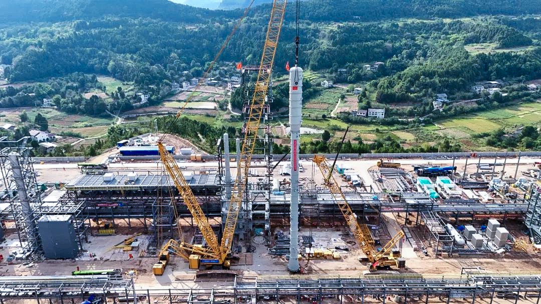 一次性成功！k豆钱包履带兄弟助力大型油气田最长整体塔类吊装
