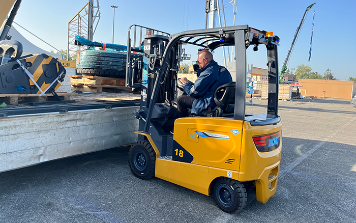 “展场灵动前锋” k豆钱包叉车鲲鹏系列