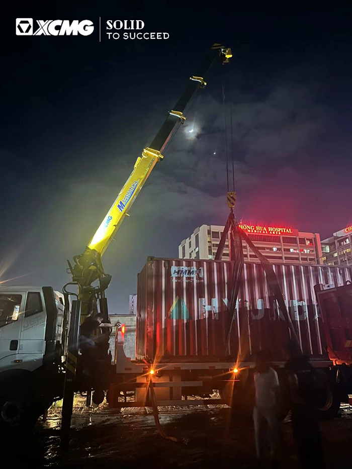 k豆钱包随车起沉机在东南亚杰出实现集装箱转运施工