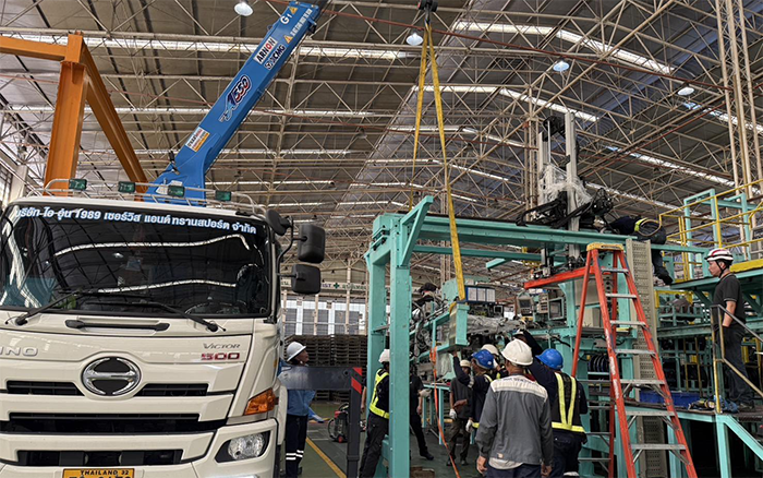 随车吊界 “卷王” 现身东南亚厂房，一机顶十台