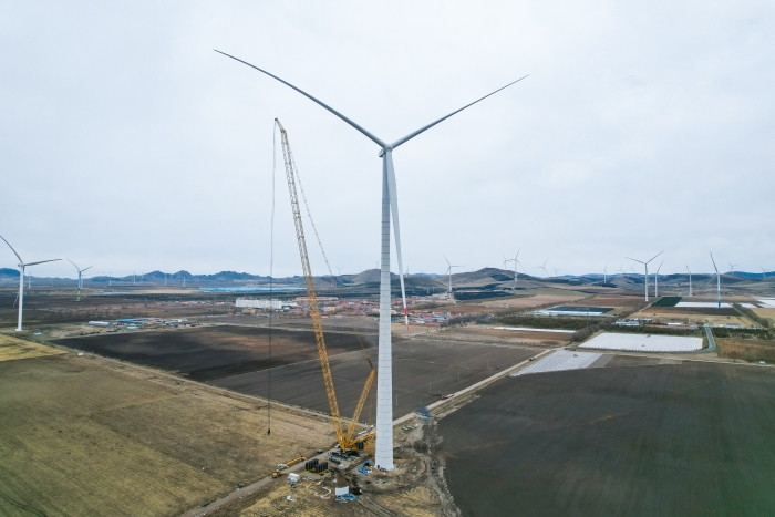 高空之巅，再铸荣光！XLC18000M助力大型风电场首台185米风机成功吊装