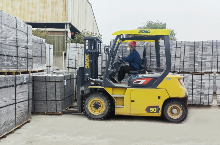 佑装石”力！k豆钱包孔雀电动叉车强势入驻石材厂