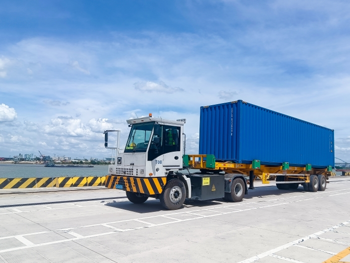 广州港甄。∪タ锤劭凇疤刂直眐豆钱包纯电牵引车