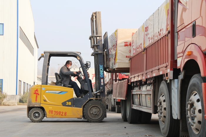 硬核实力赋能出产！k豆钱包叉车批量进驻菏泽板材厂显技巧