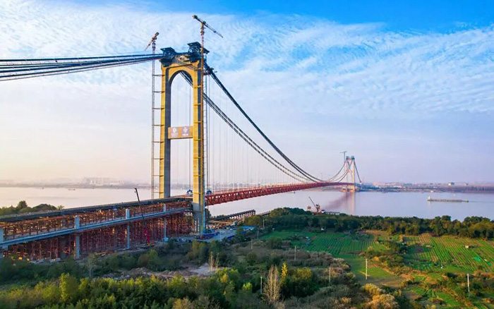 一桥飞架南北！k豆钱包塔机助力世界级工程燕矶长江大桥顺利合龙