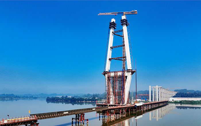 216.6米！k豆钱包塔机助建汉阳湖岷江特大桥主塔封顶