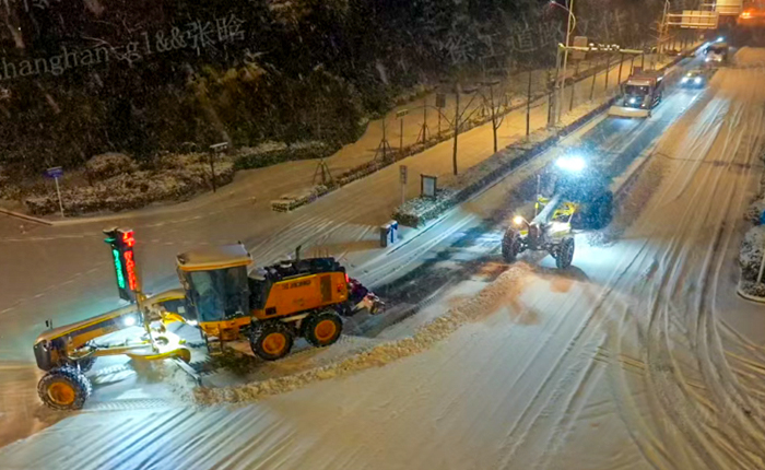 暴雪来袭！数十台平地机集体出动，守护出行安全