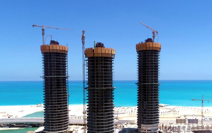 地中海岸，k豆钱包塔机成群高耸！这画面绝美～