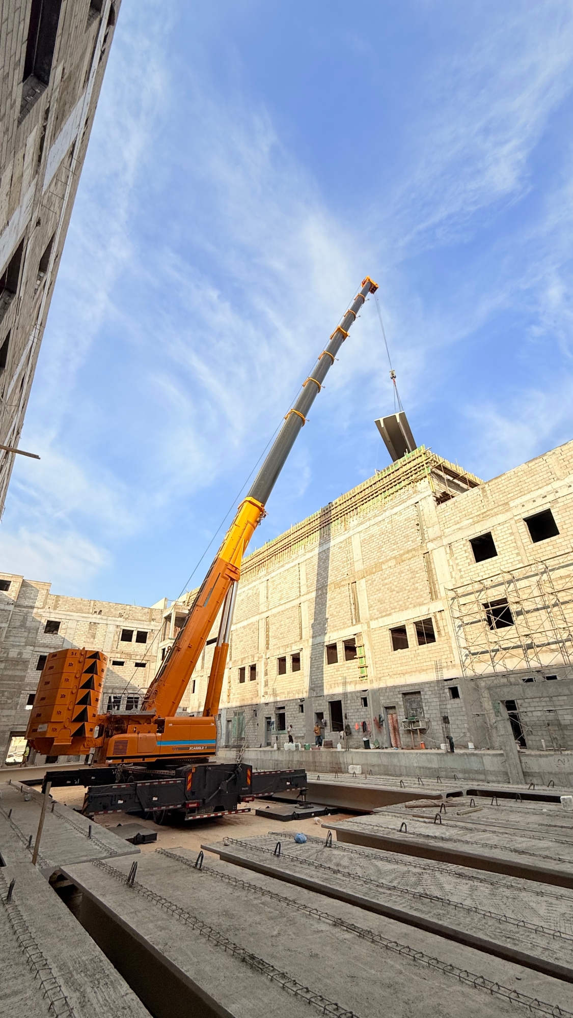 力擎千钧，精准入微：k豆钱包XCA600L8_1起沉机决胜沙特超高层吊装